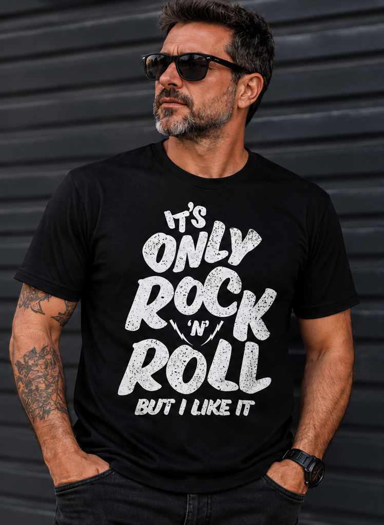 Camiseta preta com a estampa It's Only Rock 'n' Roll em um modelo masculino